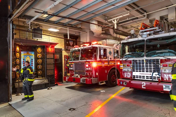 Nova Cidade Iorque Eua Março 2020 Caminhão Bombeiros Estacionado Quartel — Fotografia de Stock