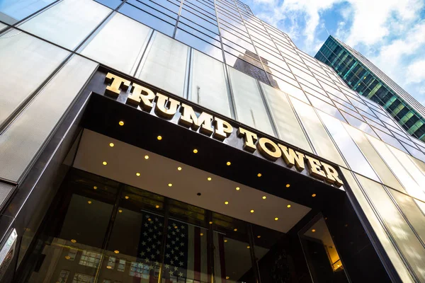 NEW YORK CITY, ABD - 29 Mart 2020: New York 'taki Trump Tower binası, ABD