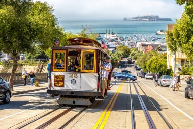 SAN FRANCISCO, ABD - 29 Mart 2020: The Cable car tramvay ve Alcatraz hapishane adası San Francisco, Kaliforniya, ABD