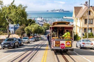 SAN FRANCISCO, ABD - 29 Mart 2020: The Cable car tramvay ve Alcatraz hapishane adası San Francisco, Kaliforniya, ABD