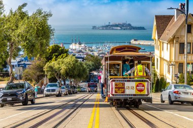 SAN FRANCISCO, ABD - 29 Mart 2020: The Cable car tramvay ve Alcatraz hapishane adası San Francisco, Kaliforniya, ABD