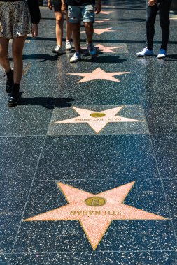 LOS ANGELES, HOLYWOOD, ABD - 29 Mart 2020: Los Angeles, Kaliforniya, ABD 'deki Hollywood Walk of Fame' de yürüyen insanlar