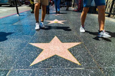 LOS ANGELES, HOLYWOOD, ABD - 29 Mart 2020: Los Angeles, Kaliforniya, ABD 'deki Hollywood Walk of Fame' de yürüyen insanlar