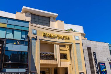 LOS ANGELES, HOLYWOOD, ABD - 29 Mart 2020: Dolby Tiyatrosu Hollywood Bulvarı, Los Angeles, Kaliforniya, ABD