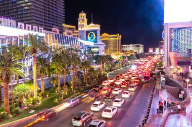 LAS VEGAS, ABD - 29 Mart 2020: Las Vegas, Nevada, ABD 'de gece şeritte araba ışığı izleri