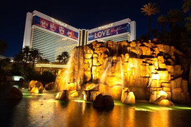 LAS VEGAS, ABD - 29 Mart 2020: Las Vegas 'taki Mirage Otel ve Kumarhanesi' ndeki yapay volkan