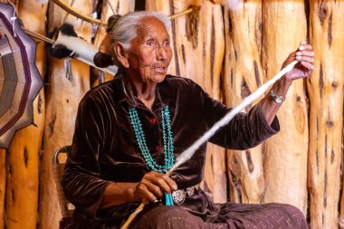 ARIZONA, ABD - 29 Mart 2020: Navajo ulus rezervasyonundaki yaşlı Navajo kadını Arizona, Monument Valley, ABD