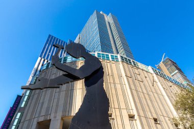 SEATTLE, ABD - 29 Mart 2020: Çekiç Adam ve Seattle Sanat Müzesi güneşli bir günde, Seattle, Washington, ABD