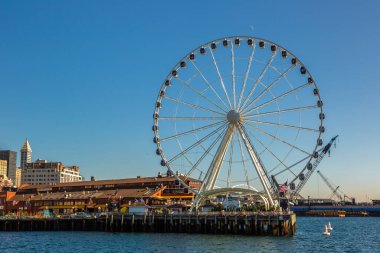 SEATTLE, ABD - 29 Mart 2020: Güneşli bir günde Seattle Büyük Tekerleği, Seattle, Washington, ABD