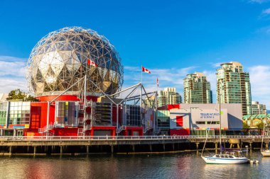 VANCOUVER, Kanada - 2 Nisan 2020: Vancouver, Kanada 'da güneşli bir günde TELUS Bilim Dünyası' nda Bilim Dünyası