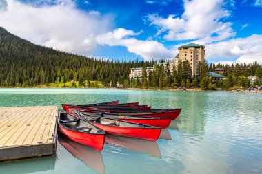 LOUISE Gölü, CANADA - 2 Nisan 2020: Louise Gölü 'ndeki Kanolar ve Hotel Fairmont Chateau Lake Louise, Kanada Banff Ulusal Parkı