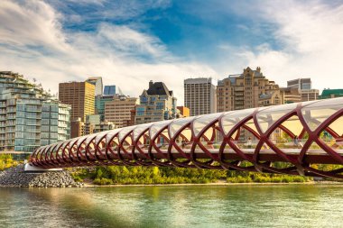 CALGARY, CANADA - 2 Nisan 2020: Güneşli bir günde Kanada 'nın Calgary şehrinde Bow Nehri üzerindeki Barış Köprüsü