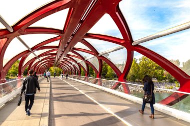 CALGARY, CANADA - 2 Nisan 2020: Güneşli bir günde Kanada 'nın Calgary şehrinde Bow Nehri üzerindeki Barış Köprüsü