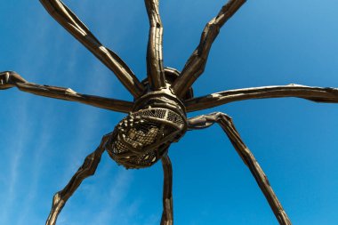 OTTAWA, CANADA - 2 Nisan 2020: Güneşli bir günde Ottawa 'da Maman Heykeli