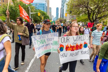TORONTO, CANADA - 27 Eylül 2019: İklim için Küresel Grev ve Toronto, Ontario, Kanada 'da İklim Adaleti Yürüyüşü