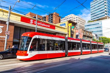 TORONTO, CANADA - 2 Nisan 2020: Toronto 'daki modern tramvay güneşli bir günde, Ontario, Kanada