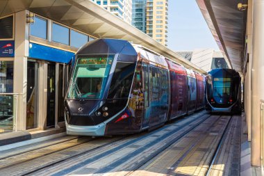 DUBAI, BAE - 26 Mart 2020: Dubai 'de yeni modern tramvay, Birleşik Arap Emirlikleri