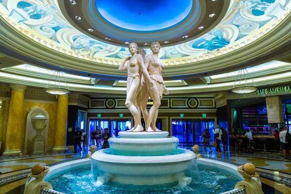 Las Vegas Usa Mars 2020 Guldstatyer Ovanpå Fontänen Lobbyn Caesars — Stockfoto