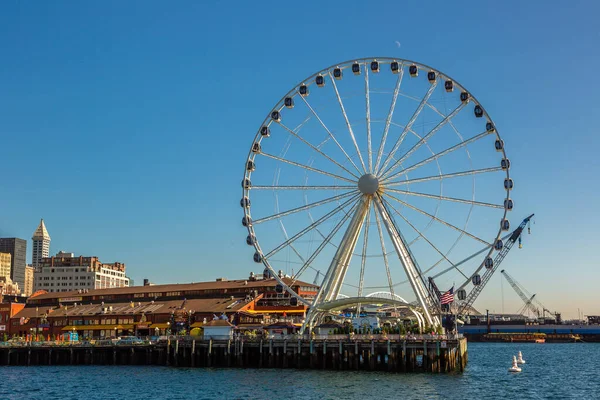 SEATTLE, ABD - 29 Mart 2020: Güneşli bir günde Seattle Büyük Tekerleği, Seattle, Washington, ABD