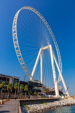 DUBAI, BAE - 5 Nisan 2020: Bluewaters Adası, Dubai Marina 'da dönme dolap Dubai gözü güneşli bir günde, Dubai, Birleşik Arap Emirlikleri
