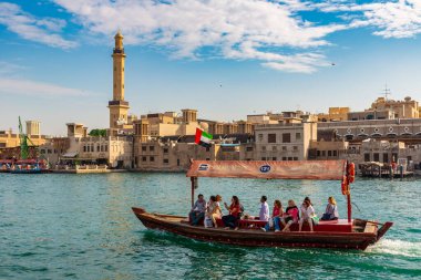 DUBAI, BAE - 5 Nisan 2020: Abra - Dubai Körfezi, Birleşik Arap Emirlikleri 'ndeki geleneksel ahşap tekne