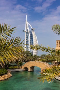 DUBAI, BİRLİK ARAB EMIRATES - 31 HAZİRAN 2020: Birleşik Arap Emirlikleri, Dubai 'de bir yaz günü, Madinat Jumeirah lüks otelinden Burj Al-Arap oteline bakın