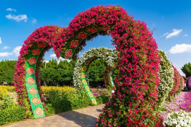 DUBAI, BİRLİK ARAB EMIRATES - 29 Mart 2020: Güneşli bir günde Dubai Mucize Bahçesi, Birleşik Arap Emirlikleri