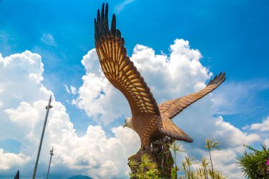 LANGKAWI, MALAYSIA - 21 Şubat 2020: Malezya 'nın Langkawi adasındaki Kartal Meydanı' nda Kartal Heykeli