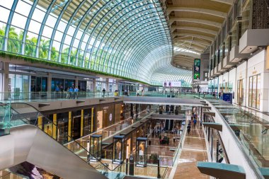 SINGAPORE, SINGAPORE - 26 Şubat 2020: Marina Bay Sands 'deki Dükkanlar ve butiklerin İçi - lüks alışveriş merkezleri