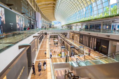 SINGAPORE, SINGAPORE - 26 Şubat 2020: Marina Bay Sands 'deki Dükkanlar ve butiklerin İçi - lüks alışveriş merkezleri