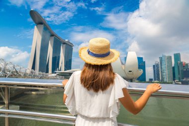 SINGAPORE, SINGAPORE - 26 Şubat 2020: Singapur 'daki Marina Bay Sands Oteli' ne bakan kadın gezgin