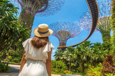 SINGAPORE - 23 Haziran 2019 Singapur Körfezi yakınlarındaki Gardens 'ta beyaz elbise ve hasır şapka giyen kadın gezgin