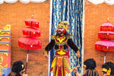 BALI, INDONEZYA - 28 Şubat 2020: Endonezya Bali 'deki GWK Garuda Wisnu Kencana Kültür Parkı' nda geleneksel bale dansı