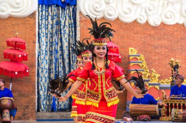 BALI, INDONEZYA - 28 Şubat 2020: Endonezya Bali 'deki GWK Garuda Wisnu Kencana Kültür Parkı' nda geleneksel bale dansı