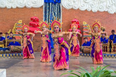 BALI, INDONEZYA - 28 Şubat 2020: Endonezya Bali 'deki GWK Garuda Wisnu Kencana Kültür Parkı' nda geleneksel bale dansı