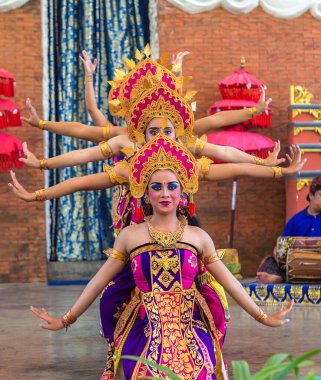 BALI, INDONEZYA - 28 Şubat 2020: Endonezya Bali 'deki GWK Garuda Wisnu Kencana Kültür Parkı' nda geleneksel bale dansı
