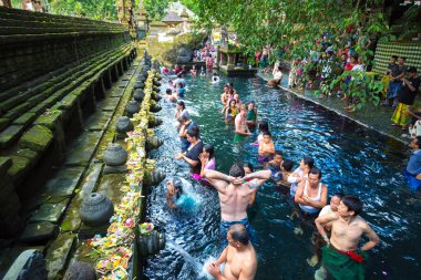 BALI, INDONEZYA - 28 Şubat 2020: Bali halkı Endonezya 'nın Bali kentindeki Pura Tirta Empul Tapınağı' ndaki kutsal havuzda dua ediyor