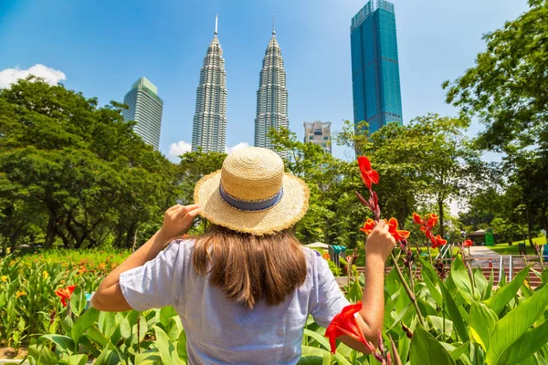 Kuala Lumpur Malaysia Februari 2020 Vrouwenreiziger Petronas Tower Een Zonnige — Stockfoto
