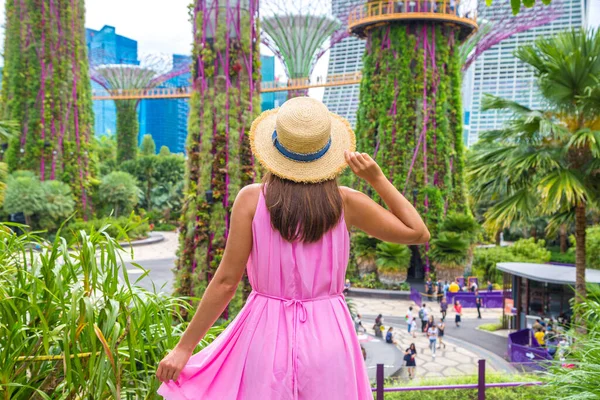 Singapore Juni 2019 Vrouwelijke Reiziger Roze Jurk Strohoed Bij Gardens — Stockfoto