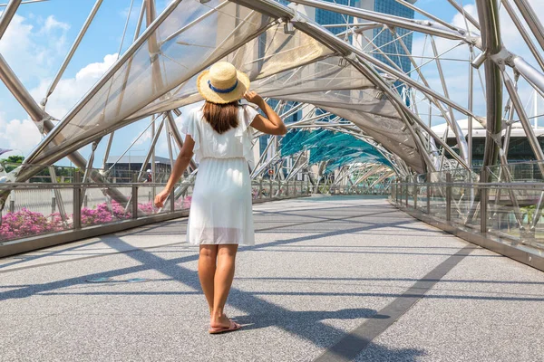 シンガポール シンガポール 2020年2月26日 シンガポールの晴れた日にヘリックス橋で女性旅行者 — ストック写真