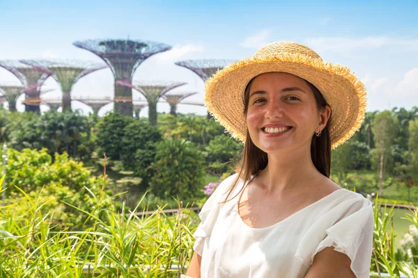 Singapur Června 2019 Žena Cestovatelka Bílých Šatech Slaměném Klobouku Gardens — Stock fotografie