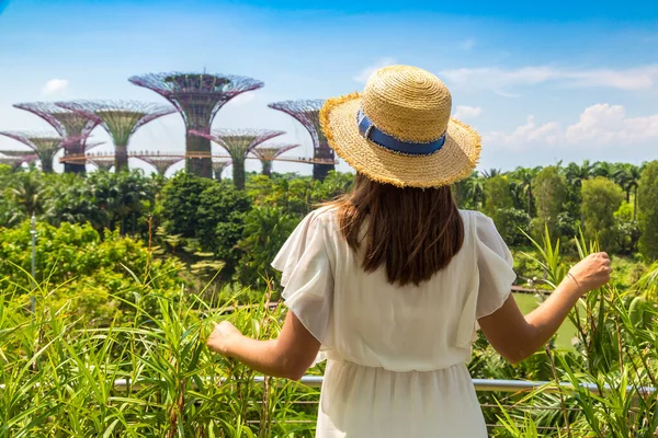 Singapore Ιουνιου 2019 Γυναίκα Ταξιδιώτισσα Που Φοράει Λευκό Φόρεμα Και — Φωτογραφία Αρχείου