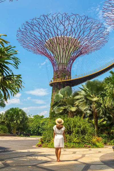 Singapore Junho 2019 Mulher Viajante Vestindo Vestido Branco Chapéu Palha — Fotografia de Stock