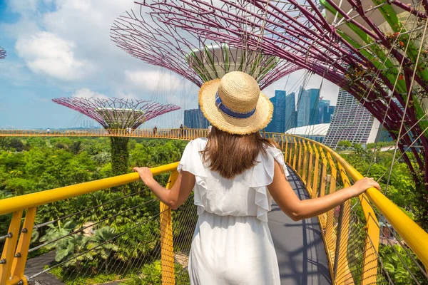 Singapore Junho 2019 Mulher Viajante Vestindo Vestido Branco Chapéu Palha — Fotografia de Stock