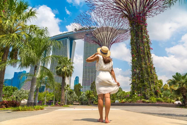 Singapore Haziran 2019 Beyaz Elbiseli Hasır Şapkalı Kadın Gezgin Singapur — Stok fotoğraf