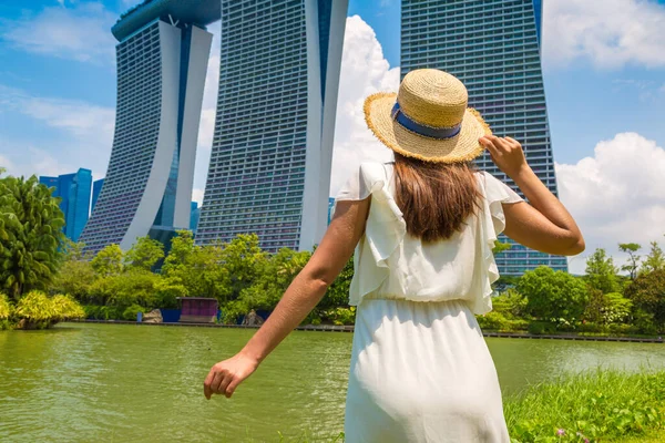 Сингапур Сингапур Февраля 2020 Женщина Путешественница Смотрит Marina Bay Sands — стоковое фото