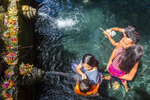 Bali Indonesie February 2020 Balijci Modlí Bazénu Svěcenou Vodou Chrámu — Stock fotografie