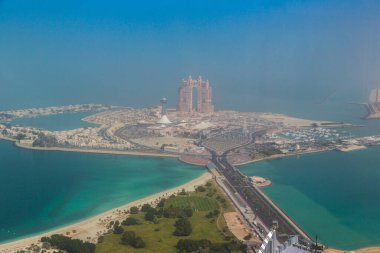 ABU DHABI, BİRLİK ARAB EMIRATES - 31 Ocak 2020: Abu Dabi 'deki Marina adasının panoramik hava manzarası, Birleşik Arap Emirlikleri