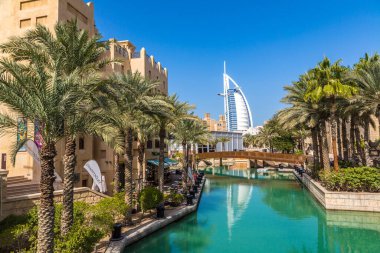 DUBAI, BİRLİK ARAB EMIRATES - 31 HAZİRAN 2020: Birleşik Arap Emirlikleri, Dubai 'de bir yaz günü, Madinat Jumeirah lüks otelinden Burj Al-Arap oteline bakın