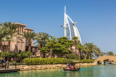 DUBAI, BİRLİK ARAB EMIRATES - 31 HAZİRAN 2020: Birleşik Arap Emirlikleri, Dubai 'de bir yaz günü, Madinat Jumeirah lüks otelinden Burj Al-Arap oteline bakın